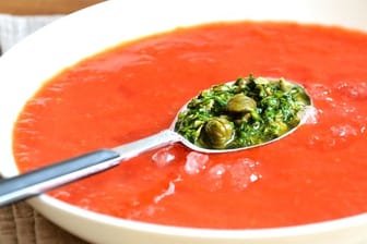 Perfekt für heiße Sommertage: Eine Suppe aus Tomaten und Paprika, die auf zerstoßenem Eis und mit Kräuter-Salsa serviert wird.