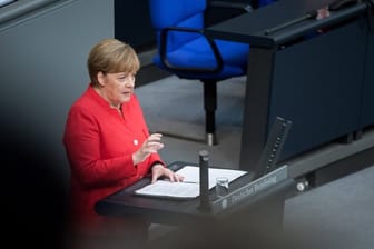 Bundeskanzlerin Merkel spricht bei der Plenarsitzung im Deutschen Bundestag.
