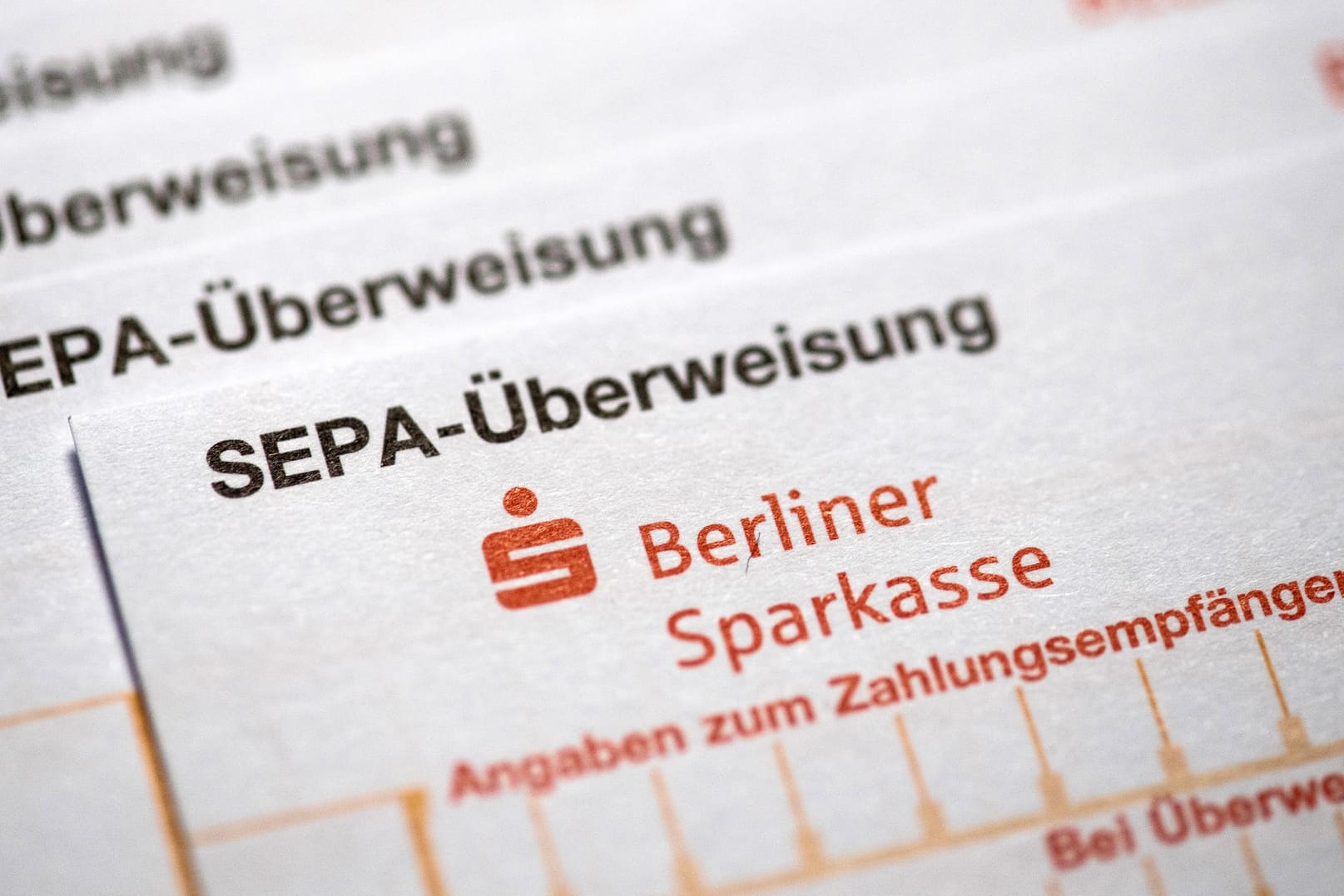 SEPA Überweisungsträger auf Papier: Ab dem 10. Juli können Sparkassenkunden Geldüberweisungen in Echtzeit vornehmen.
