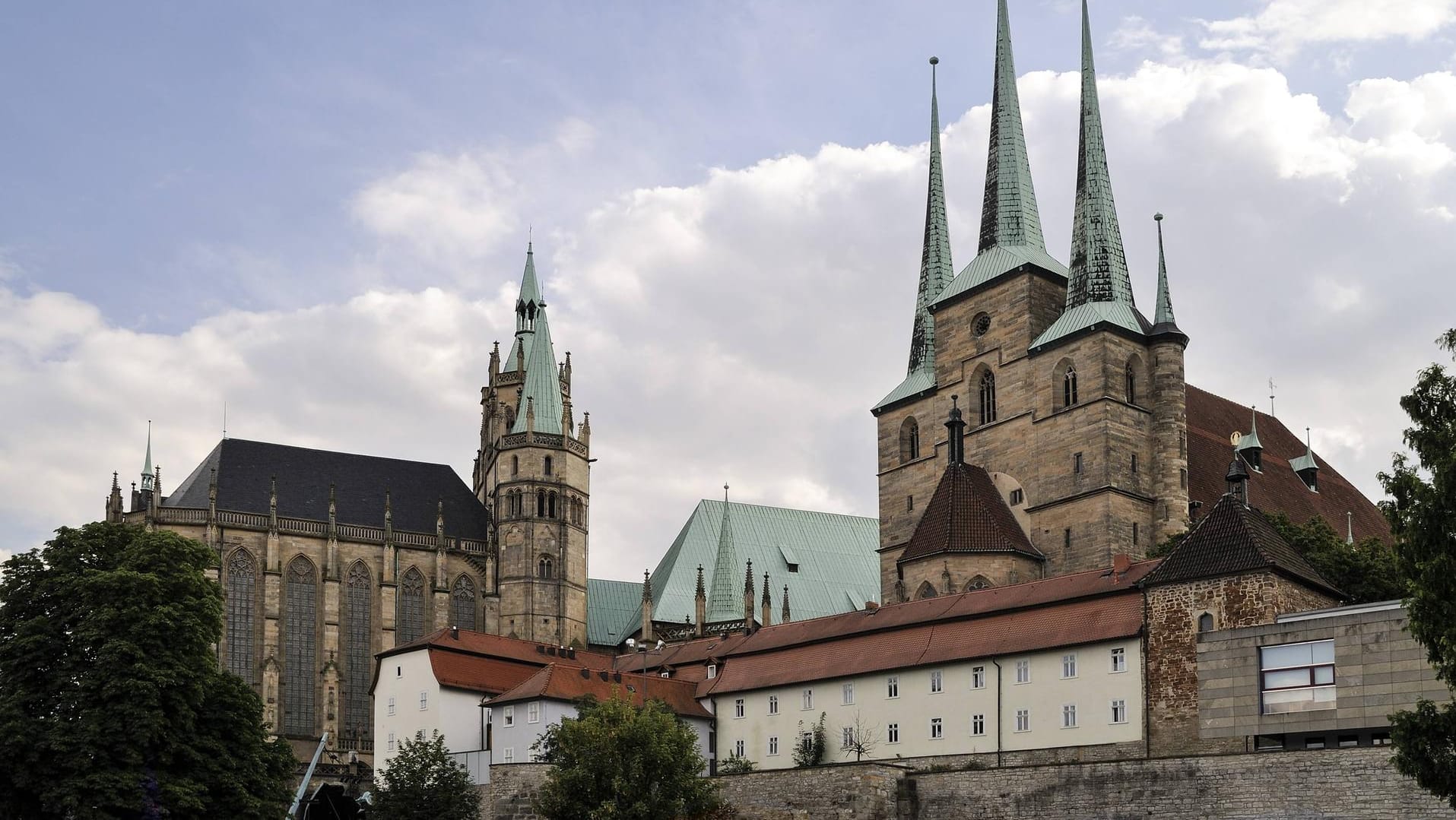 Dom und Severi-Kirche thronen über der Stadt: Am Mittwoch und Donnerstag gehört der Domberg den Kindern, die zur Kinderwallfahrt des Bistums kommen.