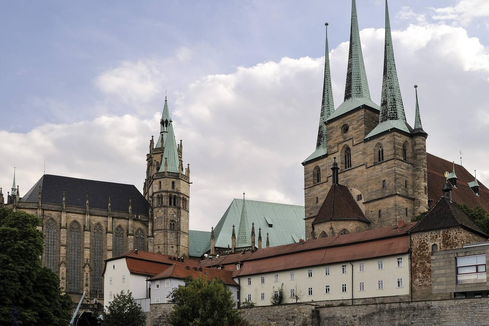 Dom und Severi-Kirche thronen über der Stadt: Am Mittwoch und Donnerstag gehört der Domberg den Kindern, die zur Kinderwallfahrt des Bistums kommen.