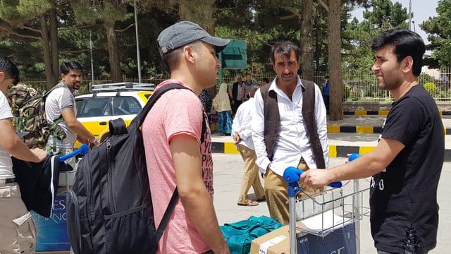 Es ist bisher die größte Gruppe von abgelehnten Asylbewerbern, die trotz der sich verschärfenden Sicherheitslage in Afghanistan abgeschoben wurden. Es ist bisher die größte Gruppe von abgelehnten Asylbewerbern, die trotz der sich verschärfenden Sicherheitslage in Afghanistan abgeschoben wurden.