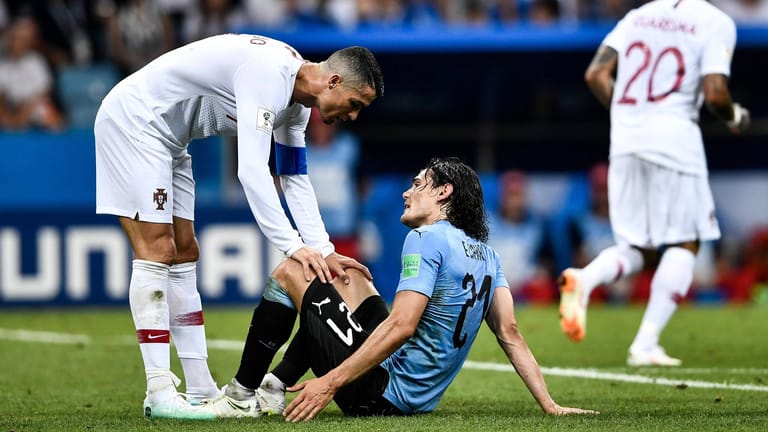 Cristiano Ronaldo sorgte sich im WM-Achtelfinale um Edinson Cavani. Anschließend half er dem verletzten Stürmer vom Platz.