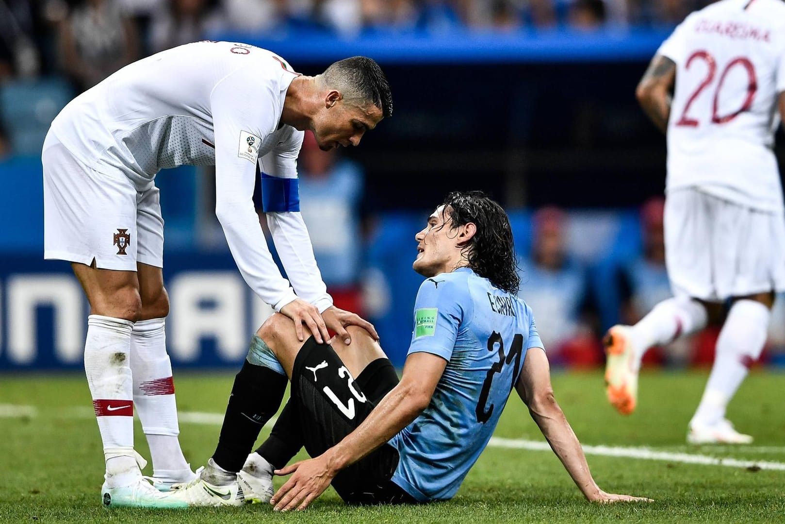 Cristiano Ronaldo sorgte sich im WM-Achtelfinale um Edinson Cavani. Anschließend half er dem verletzten Stürmer vom Platz.