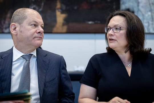 Olaf Scholz und Andrea Nahles nehmen an der Sitzung der SPD-Bundestagsfraktion teil.