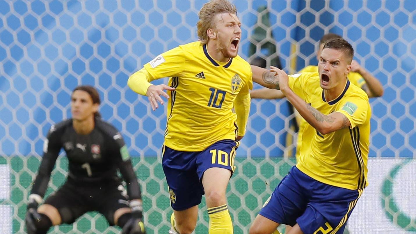 Emil Forsberg (l.) feiert seinen Siegtreffer mit Mikael Lustig.