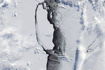 Ein Jahr nach dem Abbruch eines gigantischen Eisbergs vom Larsen-C-Schelfeis in der Antarktis hat sich der Koloss bisher kaum von der Stelle gerührt.