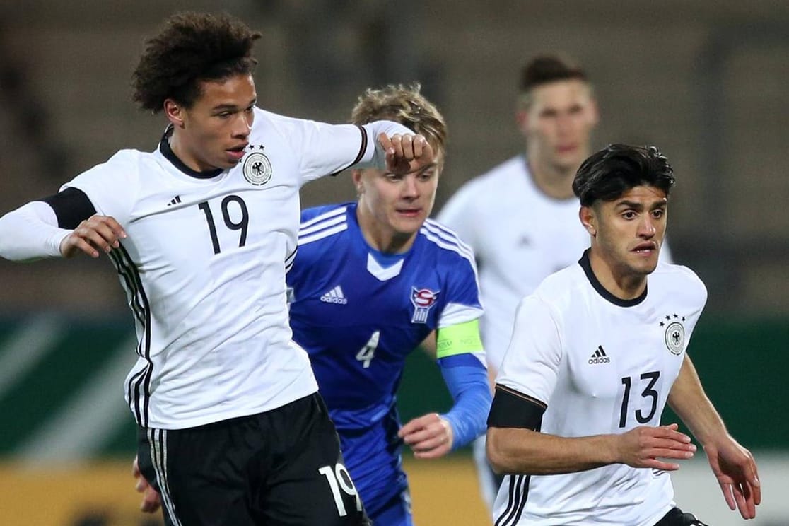 Leroy Sané (li.) und Mahmoud Dahoud im Einsatz für die U21: Nach dem blamablen WM-Aus könnten sie zu neuen Stammkräften in der DFB-Elf werden.
