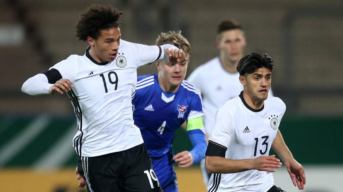 Leroy Sané (li.) und Mahmoud Dahoud im Einsatz für die U21: Nach dem blamablen WM-Aus könnten sie zu neuen Stammkräften in der DFB-Elf werden.