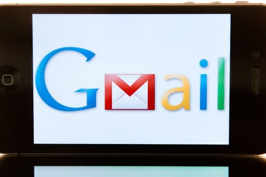 Das Logo von Google Mail auf einem i-Phone.