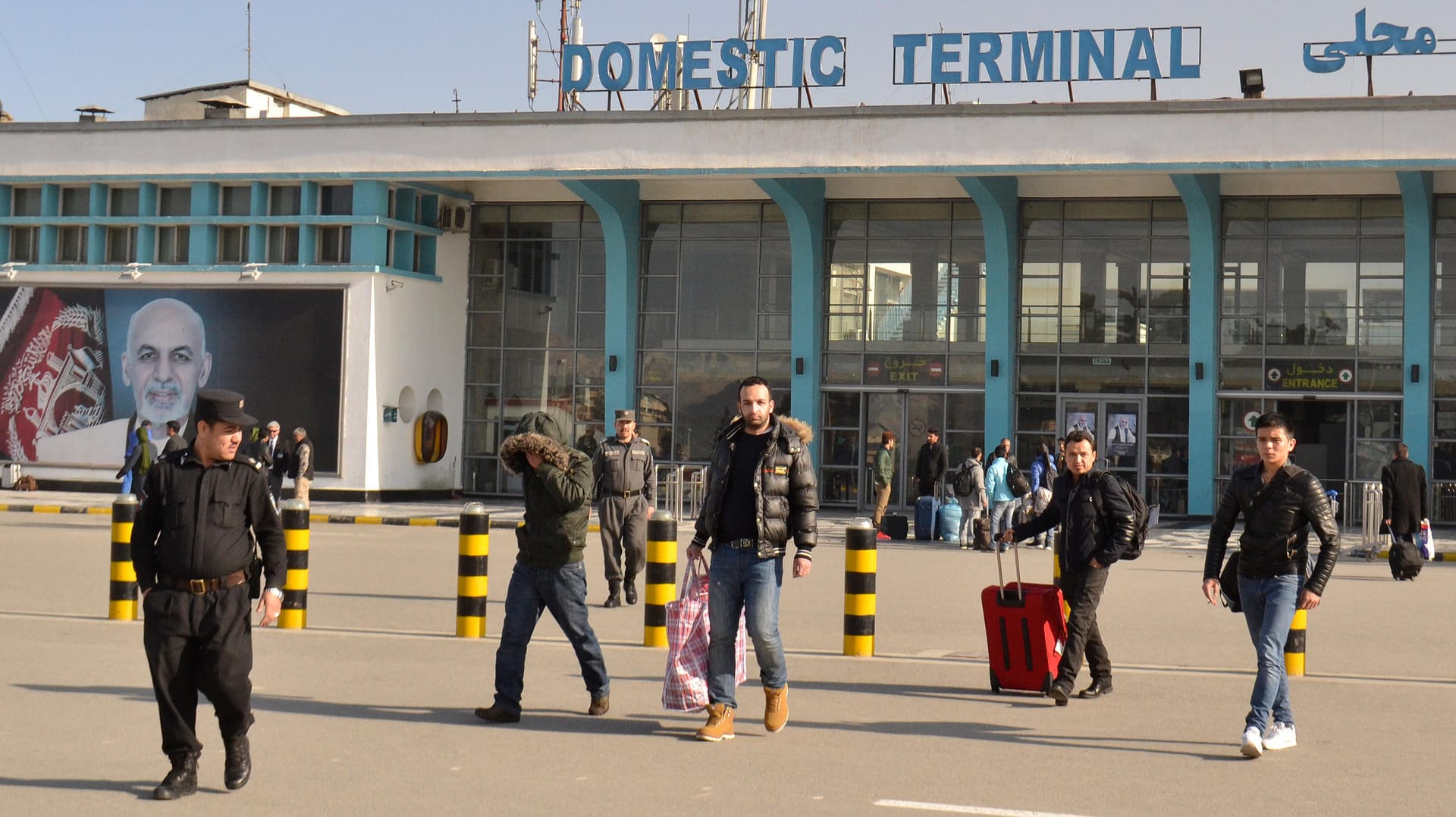 Eine Gruppe abgeschobenen Afghanen erreicht den Flughafen in Kabul. Bei der Massenabschiebung am Mittwochmorgen wurden 69 Menschen nach Afghanistan geflogen. Behörden vor Ort und Flüchtlingsorganisationen kritisierten das Vorgehen.