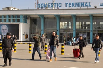 Eine Gruppe abgeschobenen Afghanen erreicht den Flughafen in Kabul. Bei der Massenabschiebung am Mittwochmorgen wurden 69 Menschen nach Afghanistan geflogen. Behörden vor Ort und Flüchtlingsorganisationen kritisierten das Vorgehen.