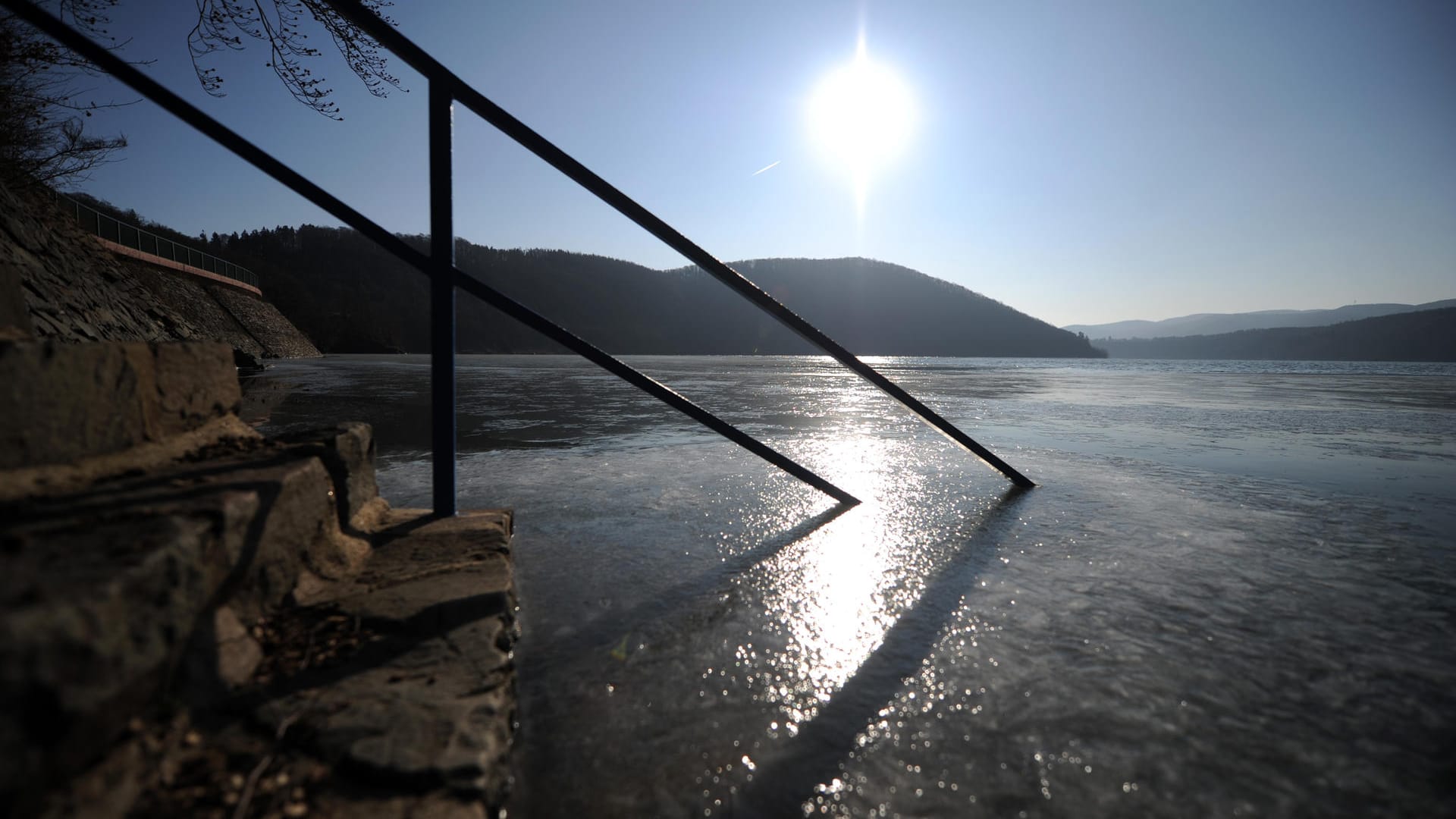 Frostwetter am Edersee – im Februar: Der Bodenfrost im Juli hat viele überrascht – die kennen offenbar den Taupunkt nicht.