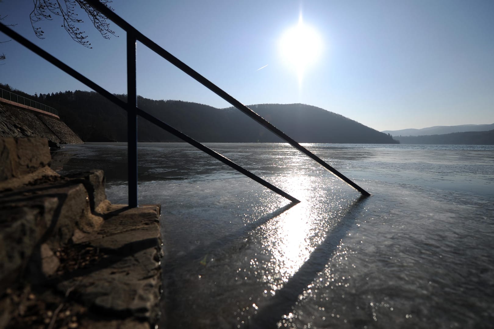 Frostwetter am Edersee – im Februar: Der Bodenfrost im Juli hat viele überrascht – die kennen offenbar den Taupunkt nicht.