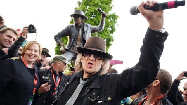 Udo Lindenberg: Der Musiker posiert bei einer Feier zur Enthüllung eines Denkmals für ihn vor der nun geklauten Bronzefigur.