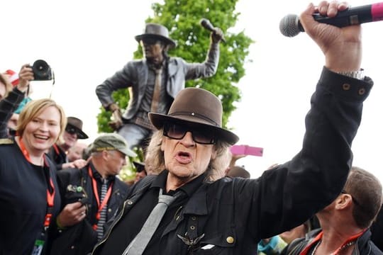 Udo Lindenberg: Der Musiker posiert bei einer Feier zur Enthüllung eines Denkmals für ihn vor der nun geklauten Bronzefigur.