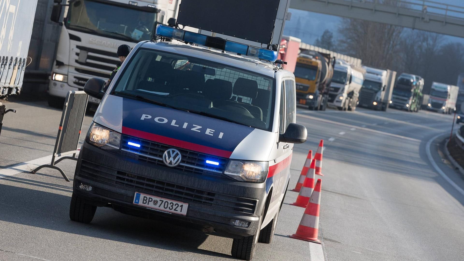 Die österreichische Polizei bei kontrolliert Lastwagen am Brenner. Weil sich gleich zweimal hochrangige Politiker im Land treffen, werden zeitweise Grenzkontrollen eingeführt. Das werden auch deutsche Autofahrer zu spüren bekommen.