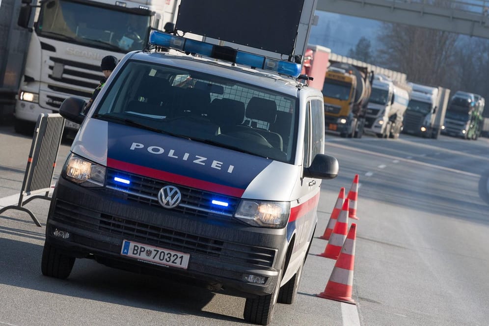 Die österreichische Polizei bei kontrolliert Lastwagen am Brenner. Weil sich gleich zweimal hochrangige Politiker im Land treffen, werden zeitweise Grenzkontrollen eingeführt. Das werden auch deutsche Autofahrer zu spüren bekommen.