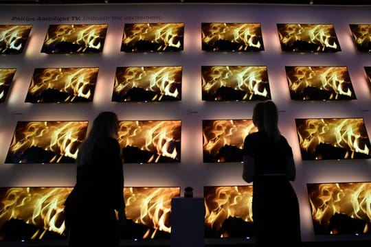 Die automatische Helligkeitsanpassungs-Funktion von neuen Fernsehern hilft, Strom zu sparen.