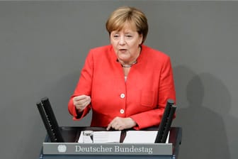 Bundeskanzlerin Angela Merkel: Im Bundestag verteidigt sie den Asylkompromiss mit der CSU.