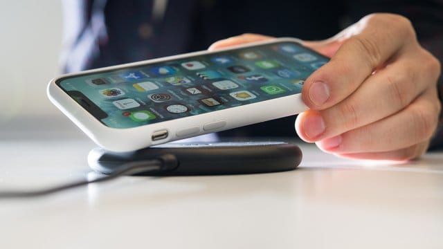 Das Qi-Laden dauert im Vergleich zum Laden mit dem mitgelieferten Netzteil immer länger, so die Experten vom "Chip"-Fachmagazin. Das Qi-Laden dauert im Vergleich zum Laden mit dem mitgelieferten Netzteil immer länger, so die Experten vom "Chip"-Fachmagazin.