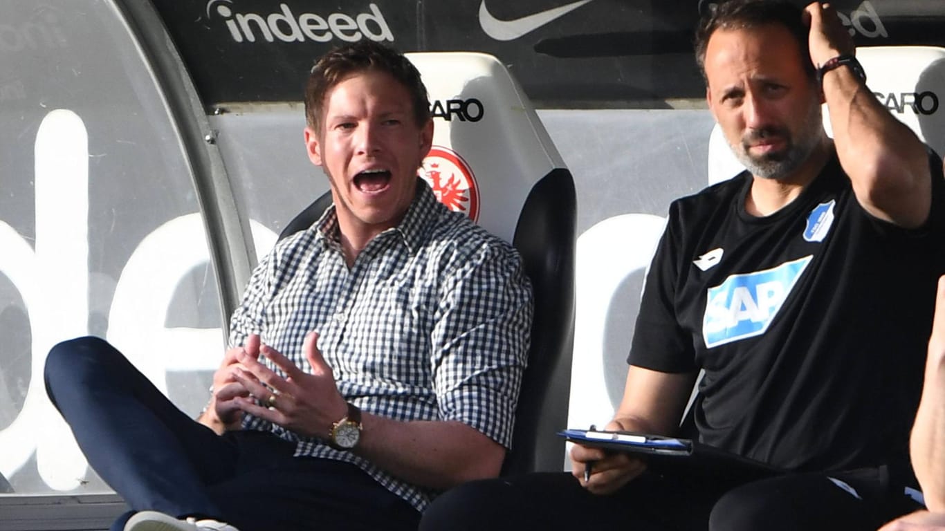 Hoffenheims Trainer Julian Nagelsmann und sein Co. Pellegrino Matarazzo mit Tablet auf der Trainerbank: Ab der nächsten Saison werden in der Bundesliga mehr technische Hilfsmittel erlaubt.