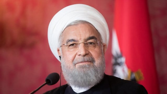 "Wir werden nur so lange dabei bleiben, bis wir das Gefühl haben oder feststellen, dass wir einen Nutzen von diesem Abkommen haben", sagt Ruhani. "Wir werden nur so lange dabei bleiben, bis wir das Gefühl haben oder feststellen, dass wir einen Nutzen von diesem Abkommen haben", sagt Ruhani.