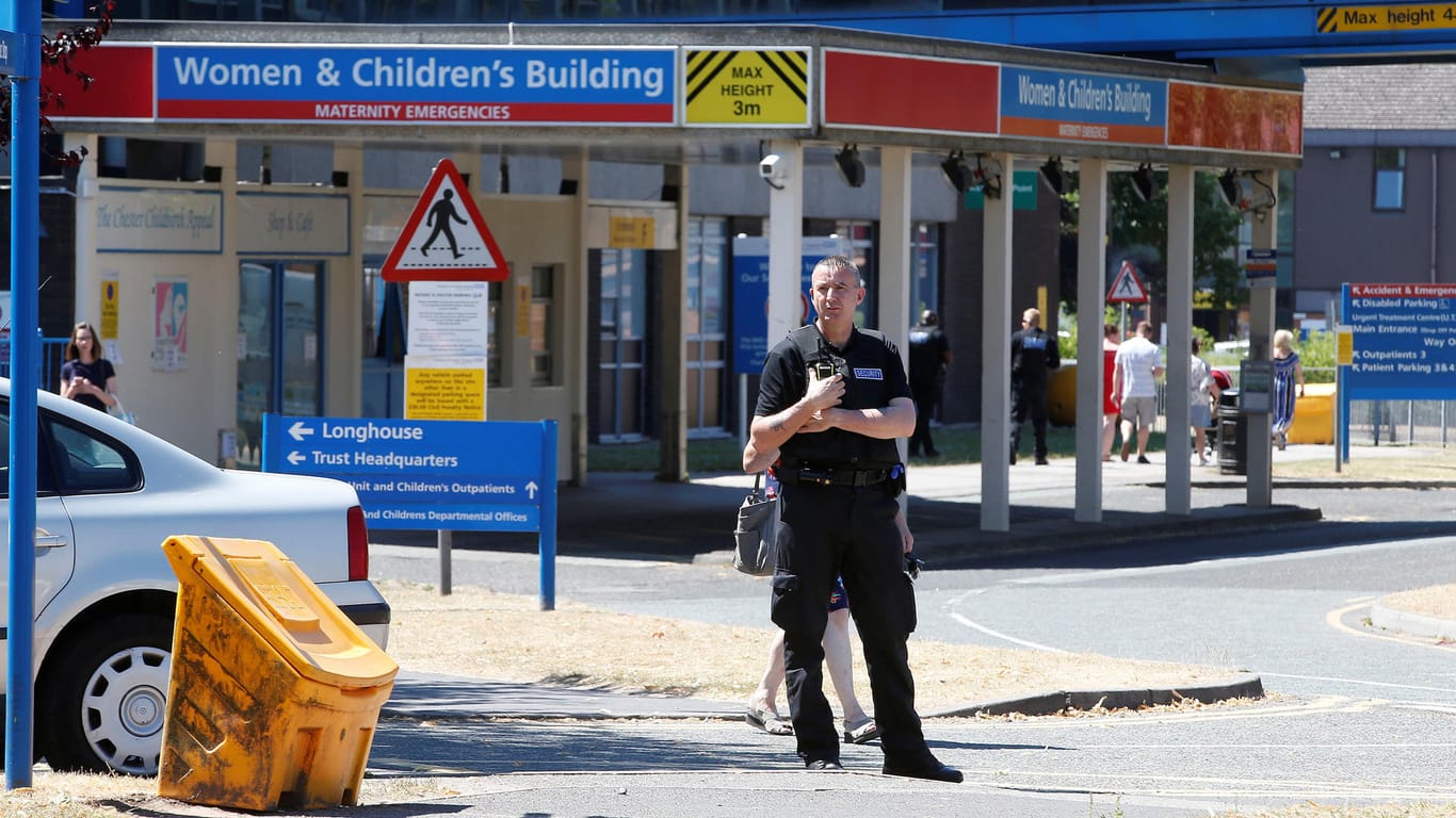 Ein Polizist vor dem Countess of Chester Hospital: Eine Angestellte des Krankenhauses soll mehrere Babys getötet haben.