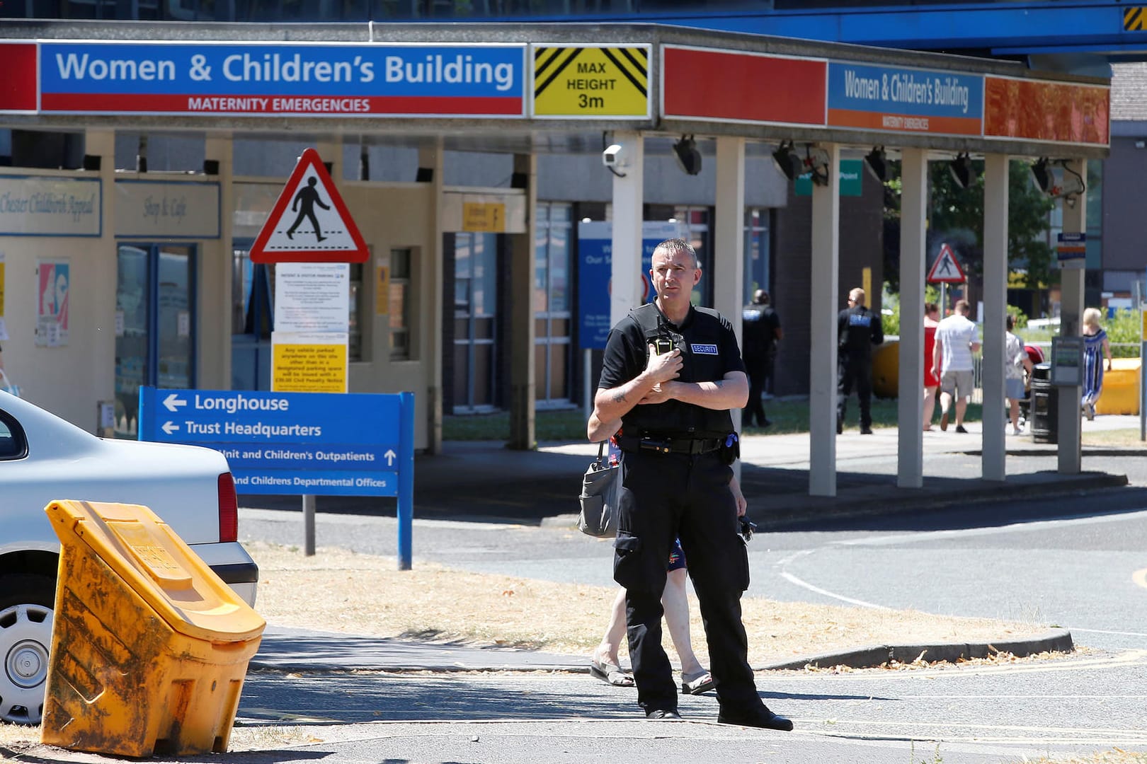 Ein Polizist vor dem Countess of Chester Hospital: Eine Angestellte des Krankenhauses soll mehrere Babys getötet haben.