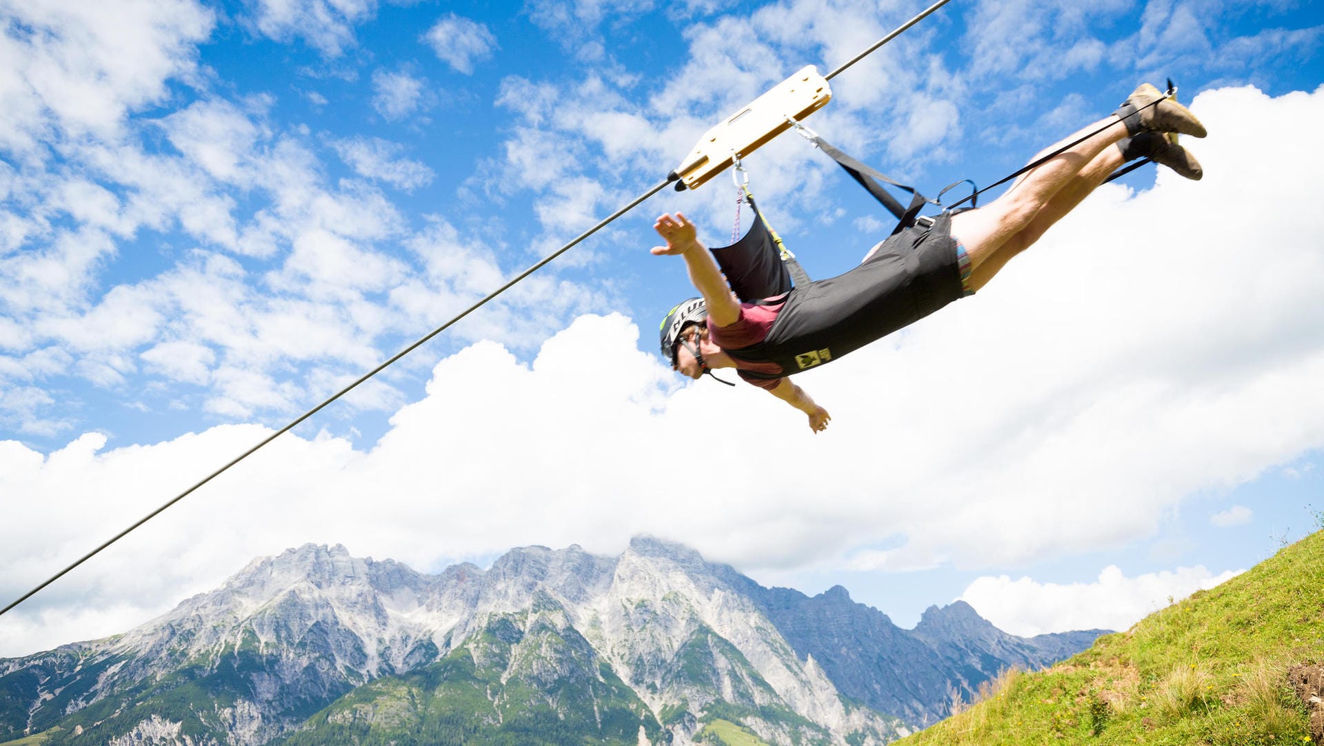 Mit Höchstgeschwindigkeit durch die Berge: Die Seilrutsche "Flying Fox" in Leogang/Salzburger Land.