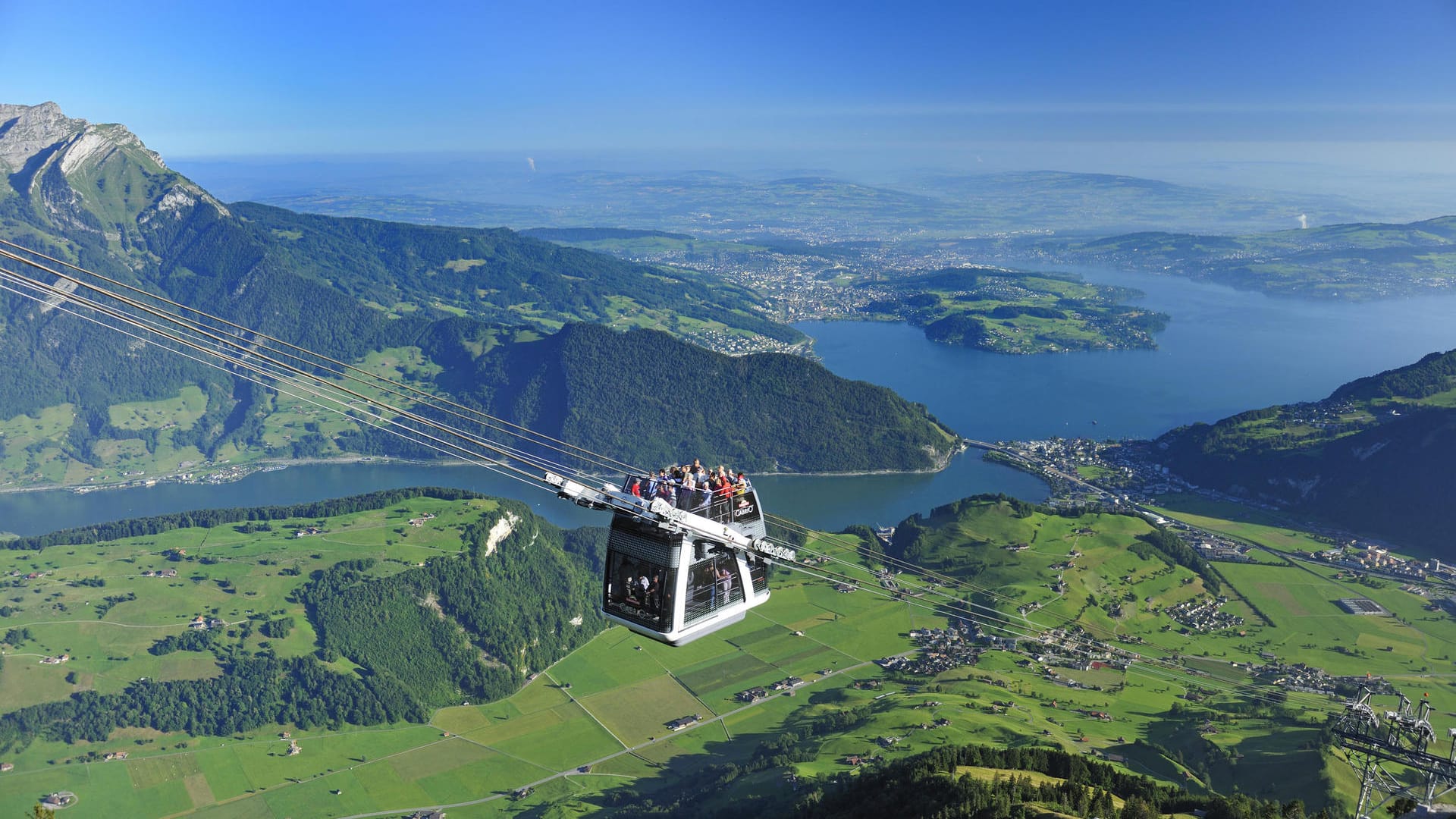 Blick über die Cabrio-Bahn am Standerhorn auf den Vierwaldstättersee.