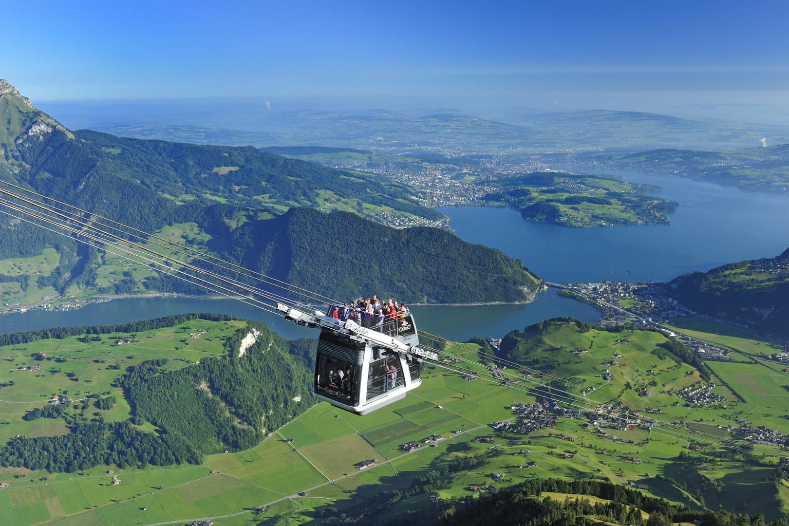 Blick über die Cabrio-Bahn am Standerhorn auf den Vierwaldstättersee.