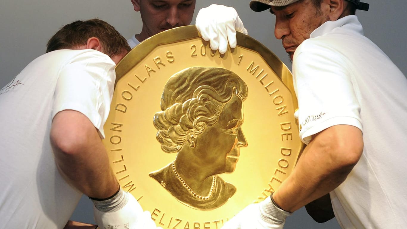 Mitarbeiter eines Auktionshauses heben ein Exemplar der sogenannten "Big Maple Leaf-Goldmünze": Die Staatsanwaltschaft geht nun gegen die Räubern der Münze vor.