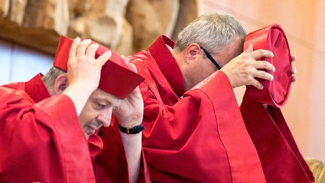 Die Erhöhung der staatlichen Parteienfinanzierung soll vom Bundesverfassungsgericht überprüft werden. Die Erhöhung der staatlichen Parteienfinanzierung soll vom Bundesverfassungsgericht überprüft werden.