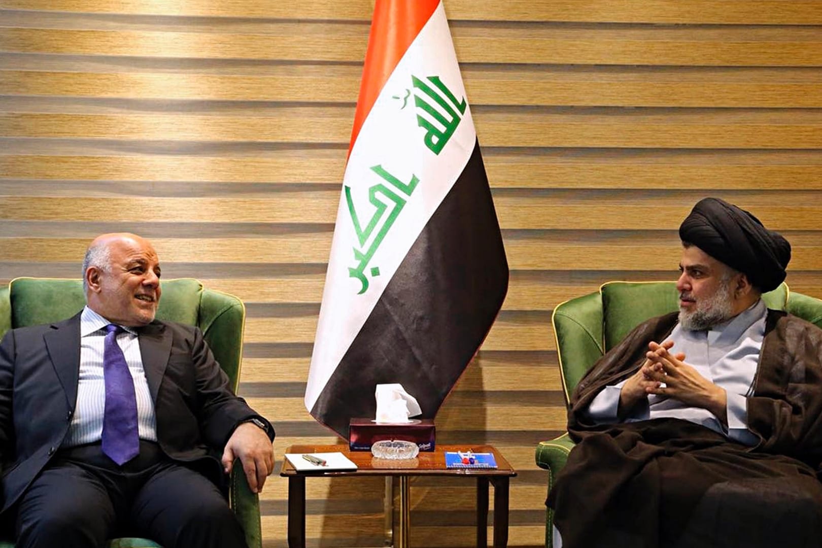 Der irakische Ministerpräsident Haidar al-Abadi (l) und Muktada al-Sadr treffen sich in Bagdad: Irak hat einen Rachefeldzug gegen die IS-Miliz gestartet. 13 verurteilte Dschihadisten wurden hingerichtet.