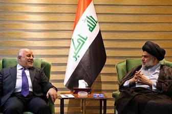 Der irakische Ministerpräsident Haidar al-Abadi (l) und Muktada al-Sadr treffen sich in Bagdad: Irak hat einen Rachefeldzug gegen die IS-Miliz gestartet. 13 verurteilte Dschihadisten wurden hingerichtet.