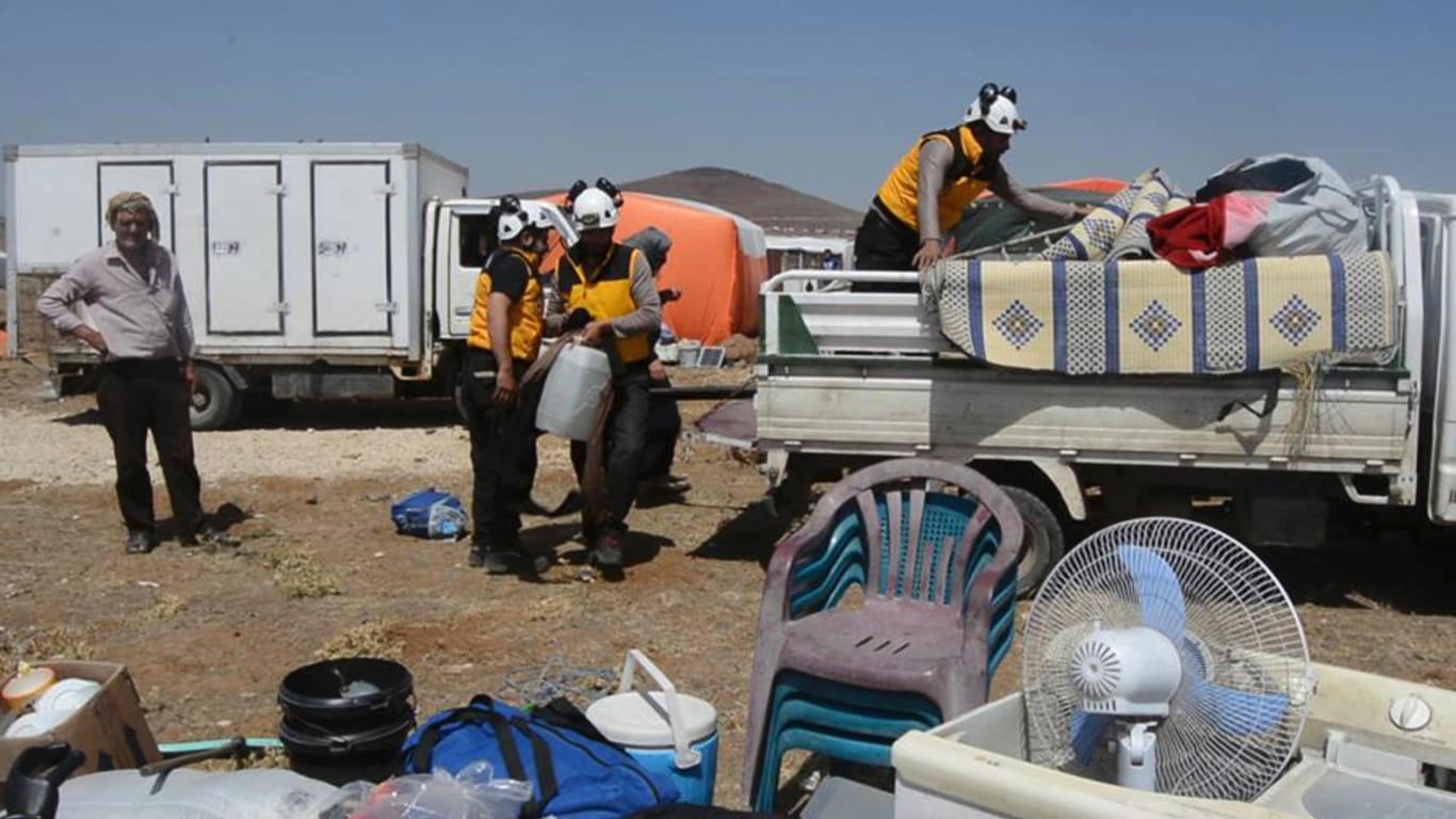 Massenexodus im Süden Syriens: Helfer der Organisation Weißhelme unterstützen Flüchtlinge in der Region um Daraa.