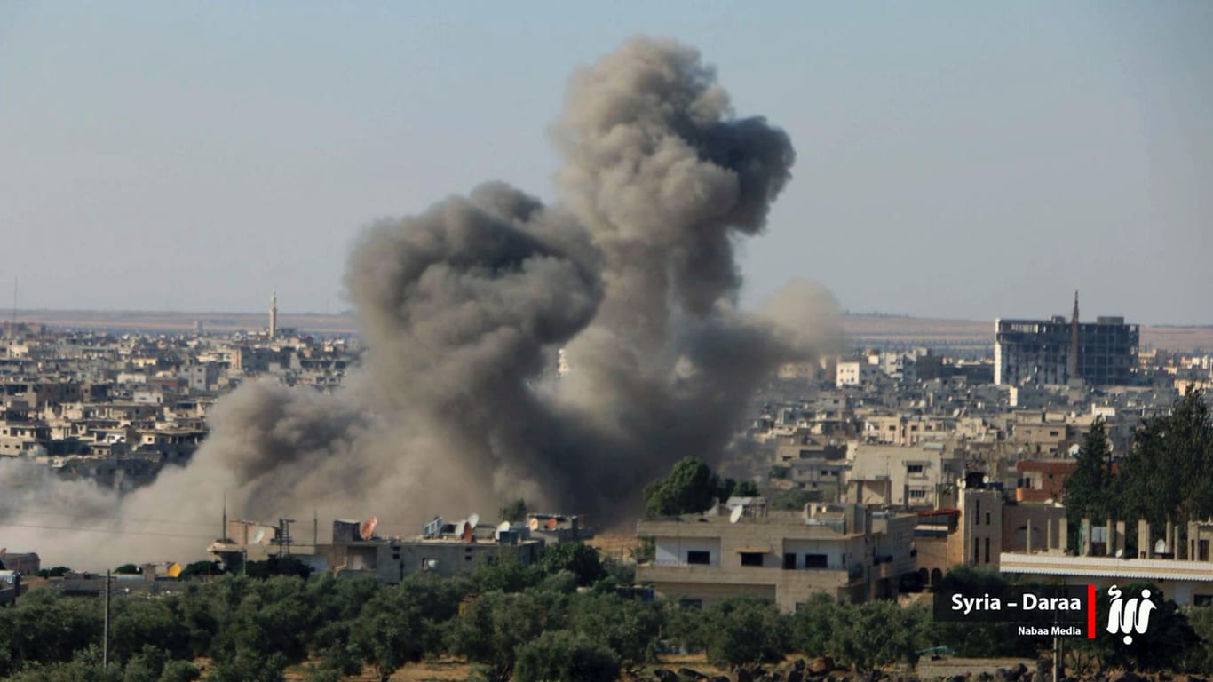 Dunkle Rauchwolken über Daraa: Vor etwa zwei Wochen haben Regimetruppen eine Großoffensive gestartet.