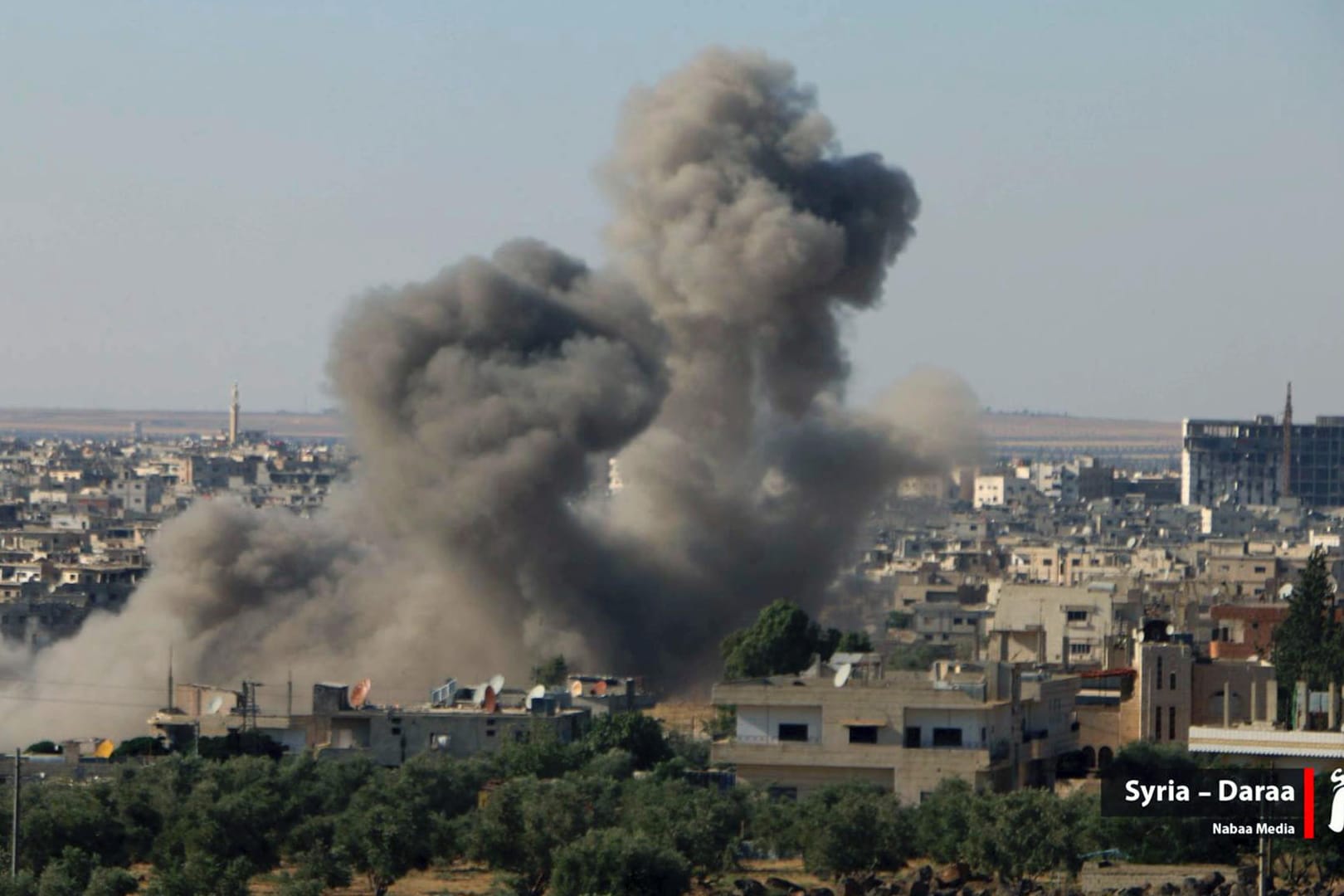Dunkle Rauchwolken über Daraa: Vor etwa zwei Wochen haben Regimetruppen eine Großoffensive gestartet.
