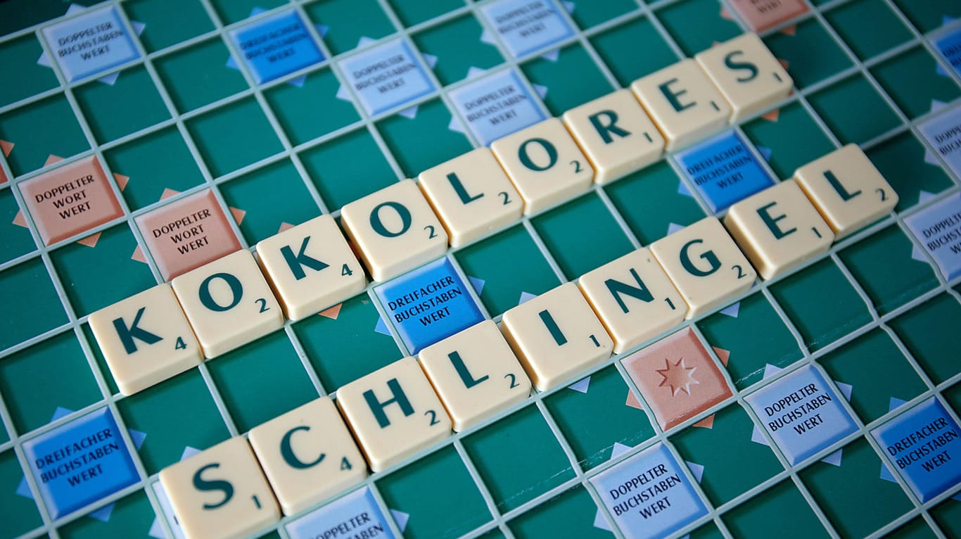 Die Wörter "Kokolores" (bedeutet: Unsinn) und "Schlingel" (bedeutet: Schlitzohr) liegen auf einem Scrabble-Brett: Viele ältere Worte geraten immer mehr in Vergessenheit.