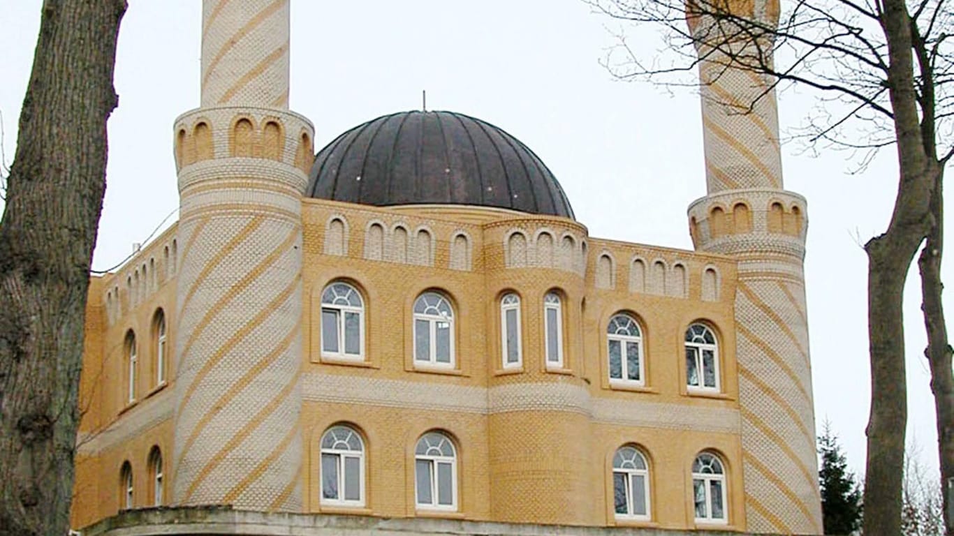 Die Moschee in Rendsburg: Die Eltern eines Schülers müssen 50 Euro Bußgeld zahlen, weil sie ihrem Sohn die Teilnahme an einem Ausflug in die Moschee untersagten.