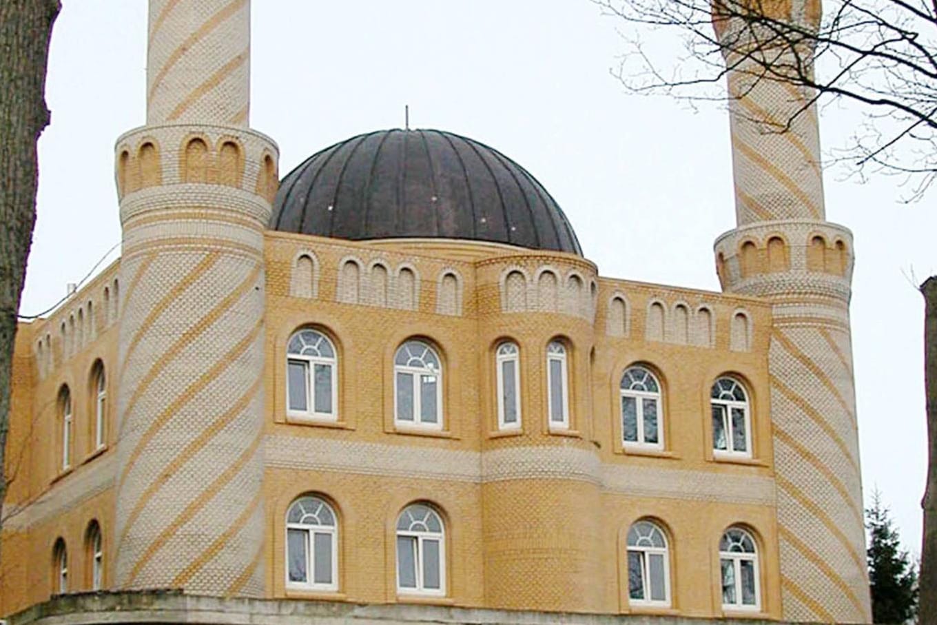 Die Moschee in Rendsburg: Die Eltern eines Schülers müssen 50 Euro Bußgeld zahlen, weil sie ihrem Sohn die Teilnahme an einem Ausflug in die Moschee untersagten.