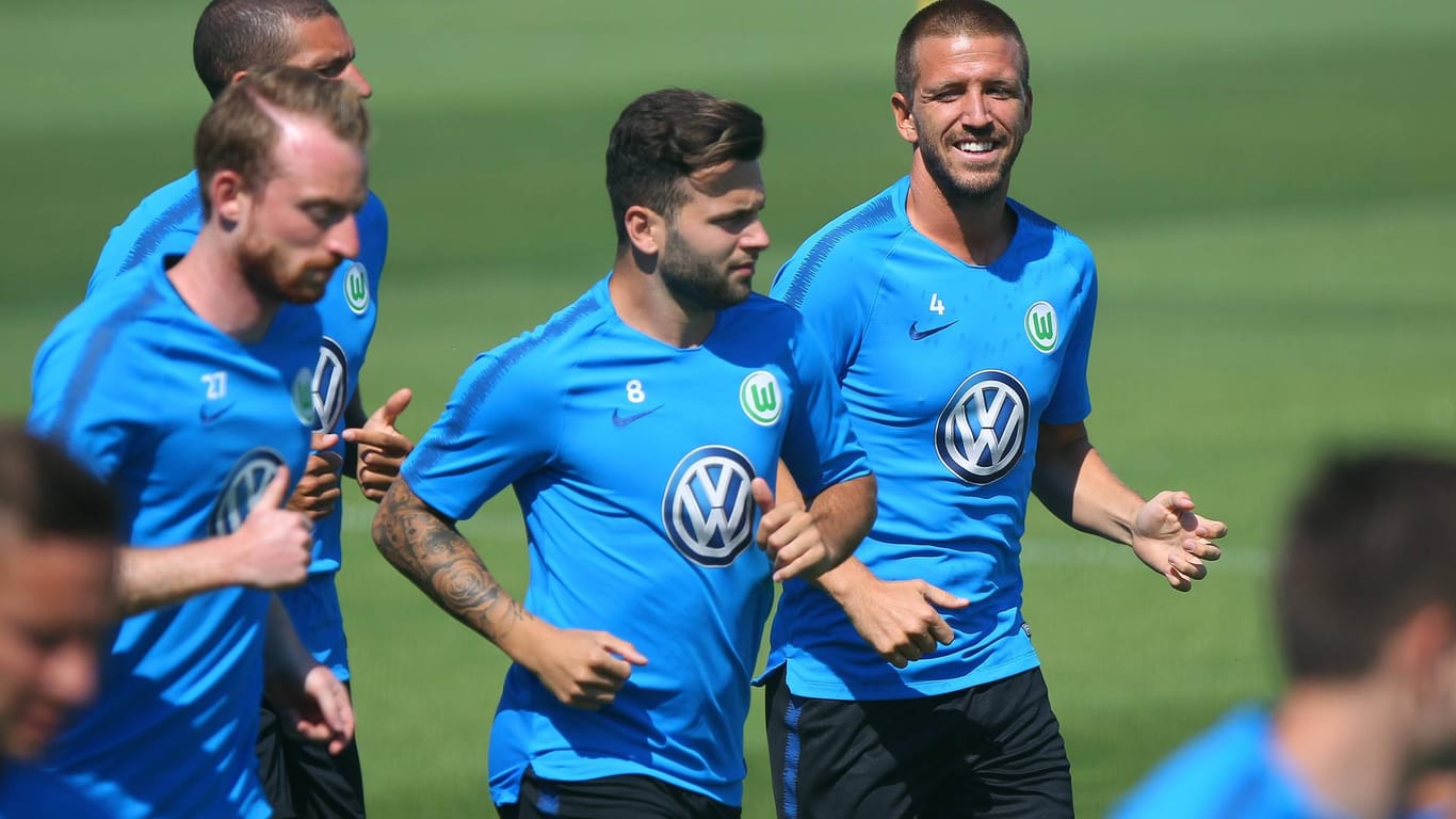 Der VfL Wolfsburg um Mittelfeld-Antreiber Ignacio Camacho (r.) ist das einzige Team, dass in der Vorbereitung auf die Bundesligasaison 2018/19 kein Trainingslager bezieht.