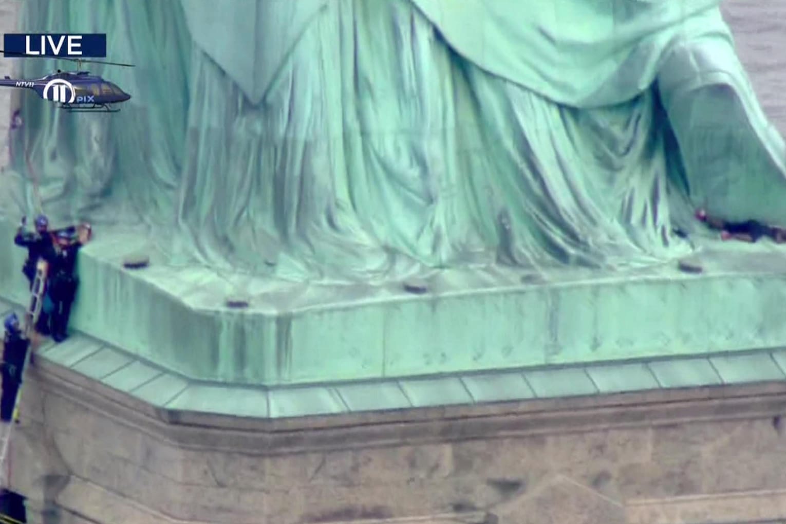 Protestaktion gegen die Einwanderungspolitik von US-Präsident Trump: An der New Yorker Freiheitsstatue hat es mehrere Festnahmen gegeben.