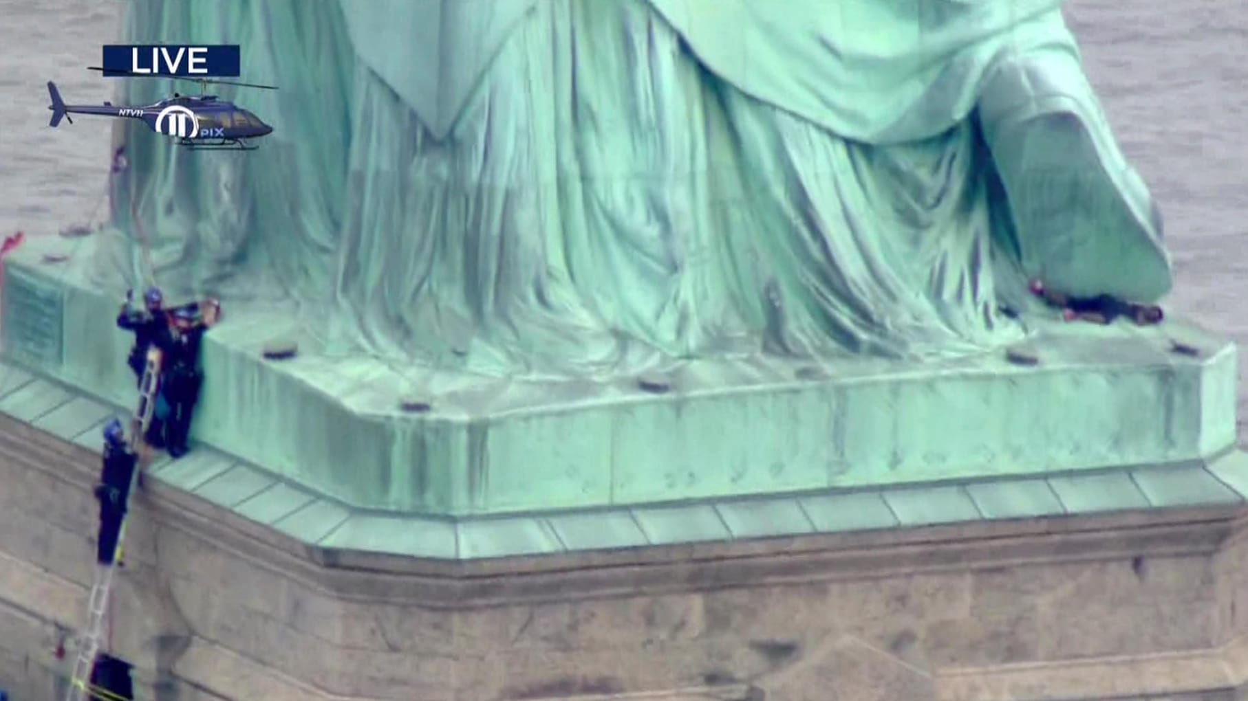 Protestaktion gegen die Einwanderungspolitik von US-Präsident Trump: An der New Yorker Freiheitsstatue hat es mehrere Festnahmen gegeben. Protestaktion gegen die Einwanderungspolitik von US-Präsident Trump: An der New Yorker Freiheitsstatue hat es mehrere Festnahmen gegeben.