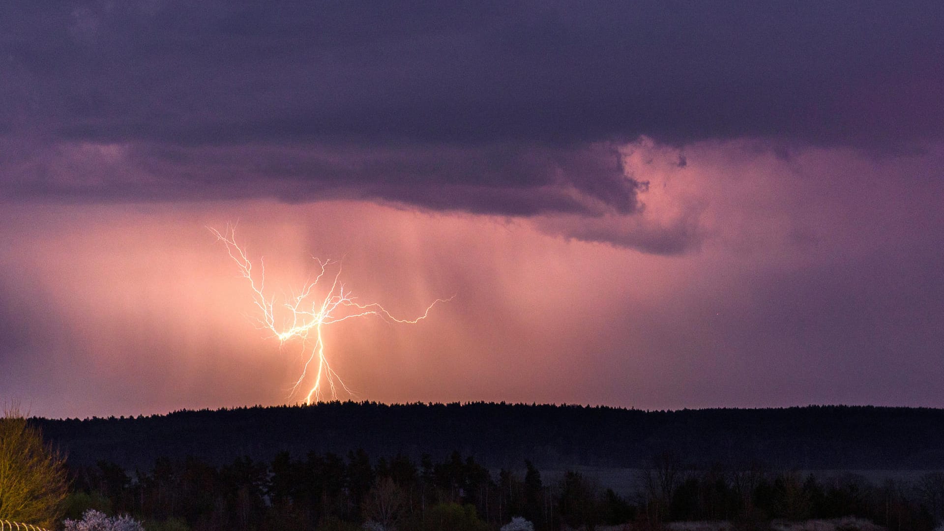 Bundesweite Gewitter: Wer sich bei einem Gewitter im freien Feld aufhält, sollte sich in einer Mulde in die Hocke begeben.