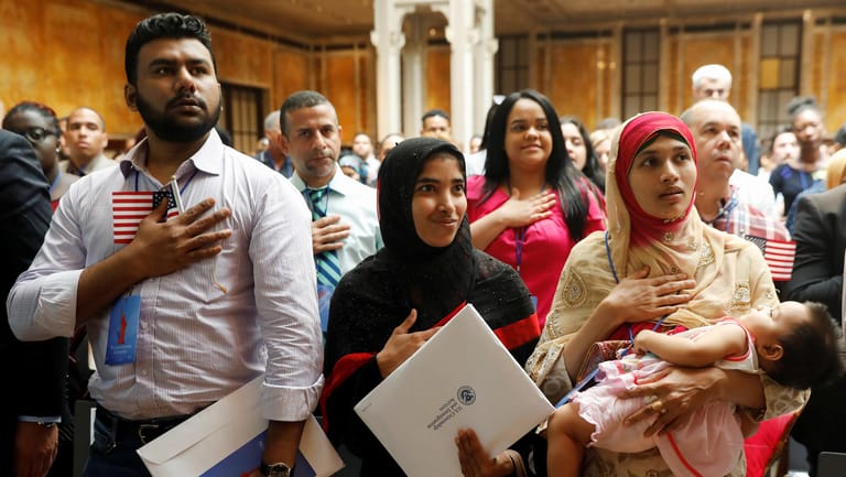 US-Neubürger bei einer Zeremonie in New York am 3. Juli: Zum Nationalfeiertag am 4. Juli gab es 14.000 Einbürgerungen.