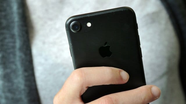Mit der App "Just a Line" kann man in das gefilmte Bild der Handykamera in Echtzeit weiße Linien malen und aufnehmen. Mit der App "Just a Line" kann man in das gefilmte Bild der Handykamera in Echtzeit weiße Linien malen und aufnehmen.