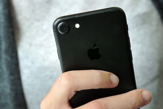 Mit der App "Just a Line" kann man in das gefilmte Bild der Handykamera in Echtzeit weiße Linien malen und aufnehmen.