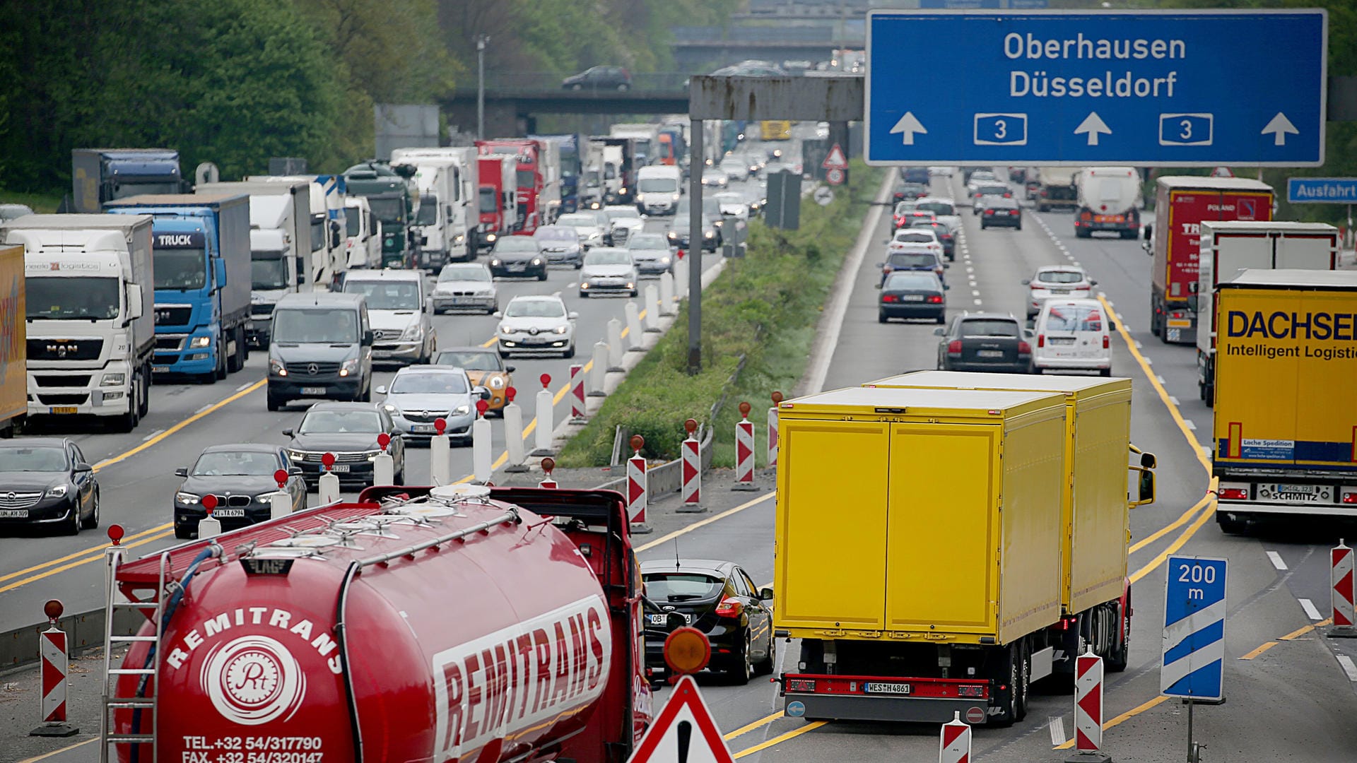 Stockender Verkehr auf der A3 bei Köln: Die Spur in Richtung Frankfurt ist bei Rösrath nach einem Unfall gesperrt.